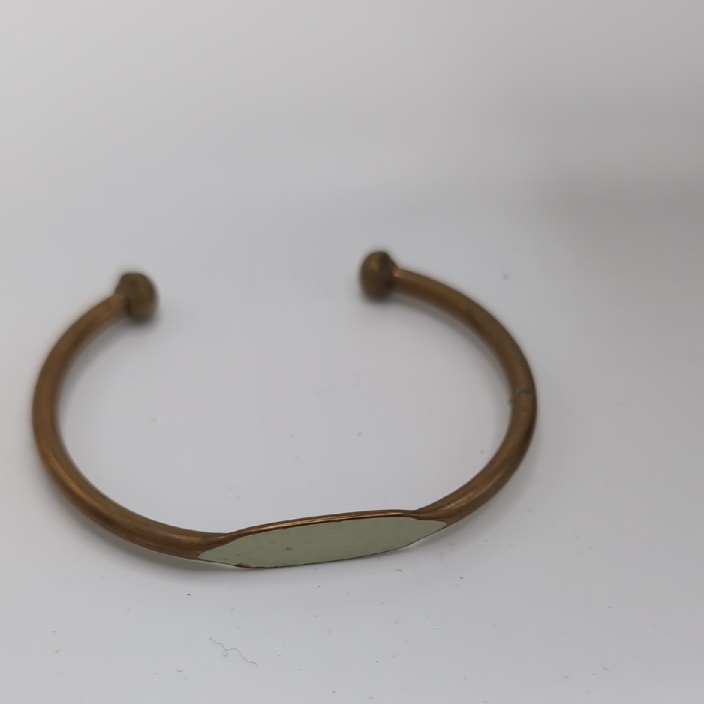 Elegant Gold and Cream Bracelet